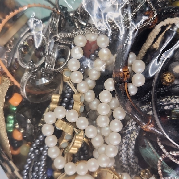 4lb Mystery Craft Broken Jewelry Loose Beads Lot PRICE FIRM - CANNOT BE BUNDLED - Picture 4 of 8